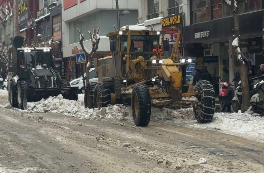 Elazığ’da yoğun kar yağışının ardından kar temizleme çalışmaları hızlandırıldı. Elazığ’da yoğun kar yağışının ardından kar temizleme çalışmaları hızlandırıldı.