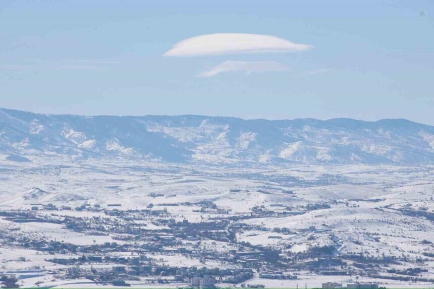 Elazığ’da mercek bulutları ilginç görüntüler oluşturdu. Elazığ’da mercek bulutları ilginç görüntüler oluşturdu.