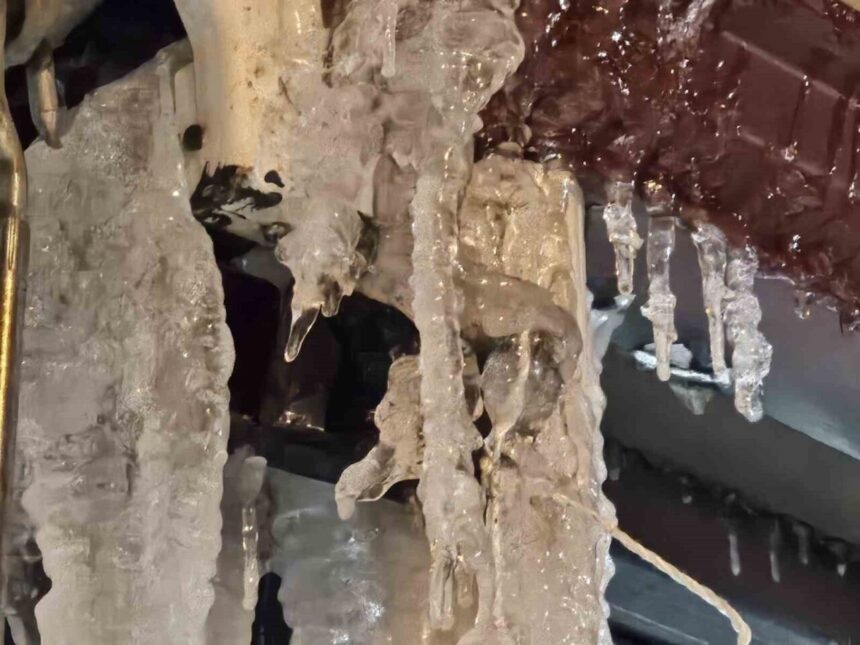 Elazığ’da aşırı soğuklar Karakoçan’da uzun buz sarkıtlarının meydana gelmesine yol açtı.