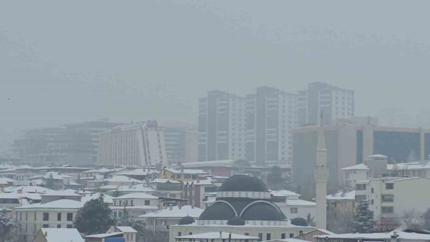 Elazığ’ın yüksek bölgelerinde sis etkili oldu, görüş mesafesi 10 metreye kadar düştü.