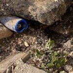 Adıyaman’da bir konuttaki elektrik kabloları kesilerek çalındı.