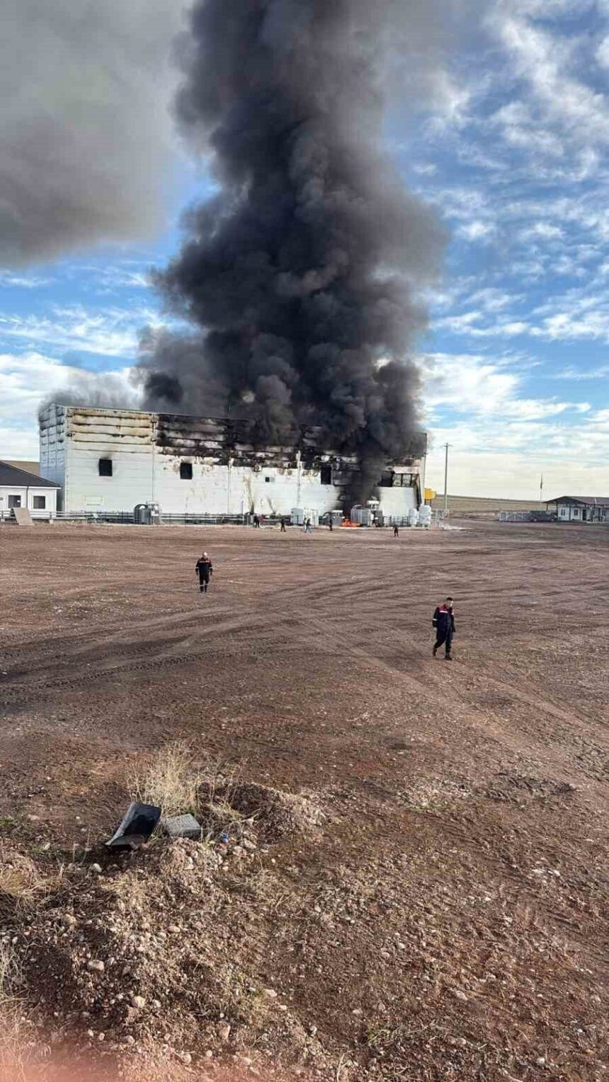 Afyonkarahisar’daki elektrik üretim tesisinde yangın çıktı, alevler ve duman uzak mesafeden görüldü. Afyonkarahisar’daki elektrik üretim tesisinde yangın çıktı, alevler ve duman uzak mesafeden görüldü.