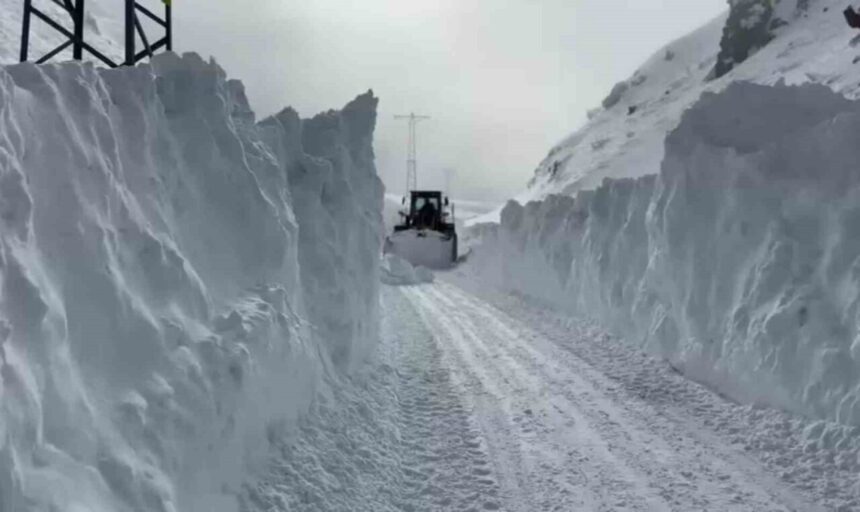 Eleşkirt’teki Hayrangöl Köyü yolu, çığ düşmesi sonrası ekiplerin çalışmalarıyla yeniden trafiğe açıldı. Eleşkirt’teki Hayrangöl Köyü yolu, çığ düşmesi sonrası ekiplerin çalışmalarıyla yeniden trafiğe açıldı.