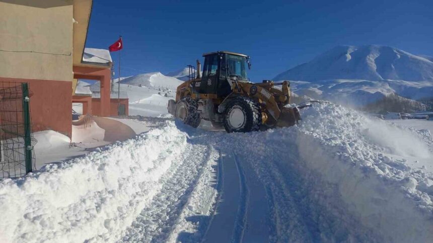 Eleşkirt’te kar yağışı sonrası çığ düşen yolda müdahale ile 55 köy yolu ulaşıma açıldı.