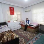 Kepez Belediyesi, Erenköy Mahallesi’nde yaşayan Elif Gündüz’ün evini yenileyerek ona yeni bir yaşam alanı sağladı.