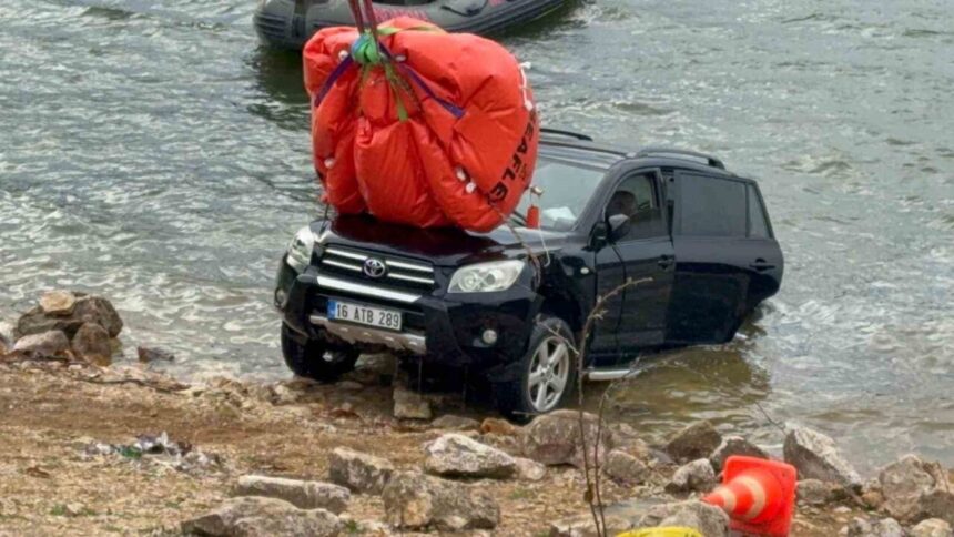 Erdek’teki Yukarıyapıcı Göleti’nde cesedi bulunan Elif Kumal’ın aracı gölden çıkarıldı.