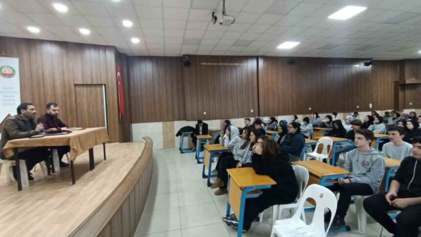 Kütahya Dumlupınar Üniversitesi Emet MYO, Emet AİHL’de “Kariyer Söyleşisi” etkinliği düzenledi.