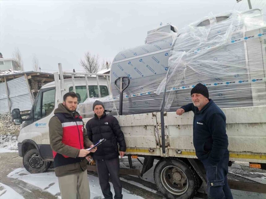 Kütahya’da 3 bin litre kapasiteli süt soğutma tankı Gürpınar Köyü Tarımsal Kalkınma Kooperatifi’ne verildi. Kütahya’da 3 bin litre kapasiteli süt soğutma tankı Gürpınar Köyü Tarımsal Kalkınma Kooperatifi’ne verildi.