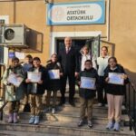 Emirdağ’da ‘Ayın Öğrencileri’ ödül töreninde başarılı öğrencilere belgeleri verildi.