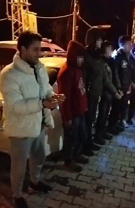 Tokat’ın Erbaa bölgesinde durdurulan cipte 5 Afgan kaçak göçmen yakalandı, 2 kişi gözaltına alındı. Tokat’ın Erbaa bölgesinde durdurulan cipte 5 Afgan kaçak göçmen yakalandı, 2 kişi gözaltına alındı.