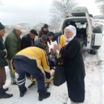 Erbaa’da 90 yaşındaki hasta, karla kapanan yolun açılmasıyla hastaneye ulaştırıldı.