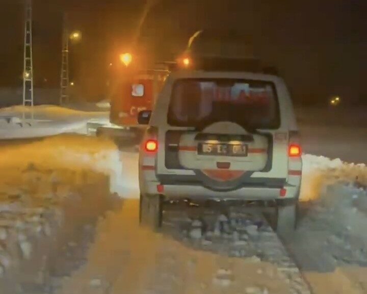 Erciş’te Yoğun Kar Nedeniyle UMKE Ekipleri Hastalara Snowtrack ile Ulaştı