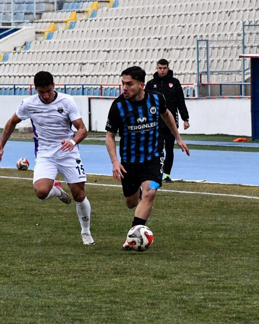 Erciyes 38 FK, 3. Lig 2. Grup’ta Hacettepe Türk Metalspor’a 2-0 yenildi. Erciyes 38 FK, 3. Lig 2. Grup’ta Hacettepe Türk Metalspor’a 2-0 yenildi.