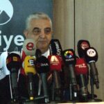 Erciyes Anadolu Holding CEO’su Özcan Özyurt, basın toplantısında üretimlerinin sürdüğünü vurguladı.