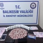 Erdek’te polis, bir araçta 810 sentetik ecza hap ele geçirirken 3 kişiyi tutukladı.