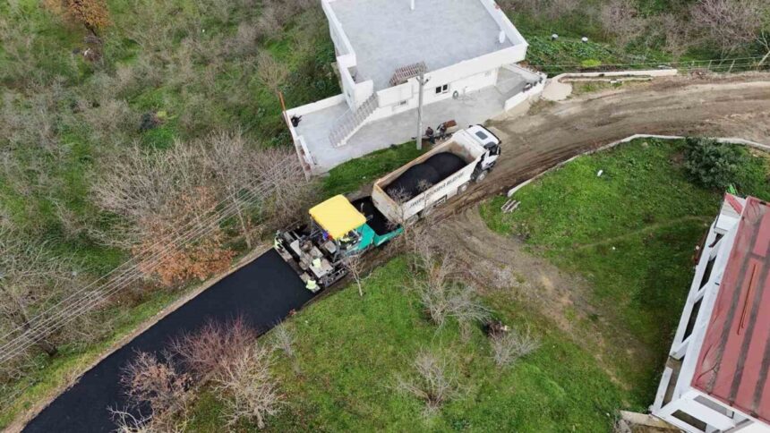 Erenler Tepe Mahallesi’nin 6 kilometrelik ulaşım hattı Sakarya Büyükşehir Belediyesi tarafından yenileniyor.