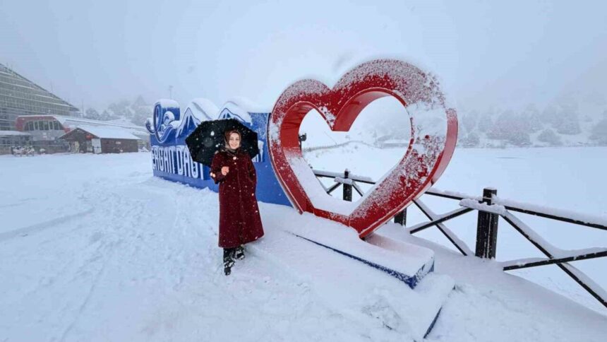 Erzincan Ergan Dağı Kayak Merkezi’nde yoğun kar yağışı, kartpostallık manzaralar sundu. Erzincan Ergan Dağı Kayak Merkezi’nde yoğun kar yağışı, kartpostallık manzaralar sundu.
