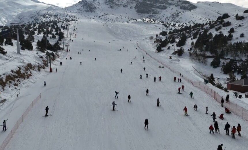 Erzincan’daki Ergan Kayak Merkezi, hafta sonu tatilinde ziyaretçi akınına uğradı. Erzincan’daki Ergan Kayak Merkezi, hafta sonu tatilinde ziyaretçi akınına uğradı.