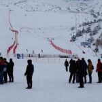 Erzincan’daki Ergan Kayak Merkezi, sömestir tatili ve hafta sonu dolayısıyla dolup taştı.