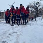 Erzincan’da kar yağışı nedeniyle belediye ekipleri, şehir genelinde küreme ve tuzlama çalışmaları yapıyor.