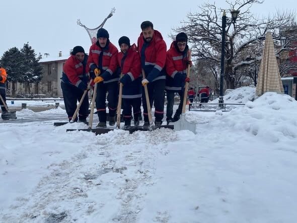 Erzincan’da kar yağışı nedeniyle belediye ekipleri, şehir genelinde küreme ve tuzlama çalışmaları yapıyor. Erzincan’da kar yağışı nedeniyle belediye ekipleri, şehir genelinde küreme ve tuzlama çalışmaları yapıyor.