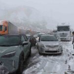 Erzincan-Sivas karayolunda yoğun kar yağışı ulaşımı etkiliyor.