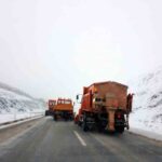 Erzincan’da yoğun kar yağışı nedeniyle bazı kara yollarında ulaşımda zorluk yaşanıyor.