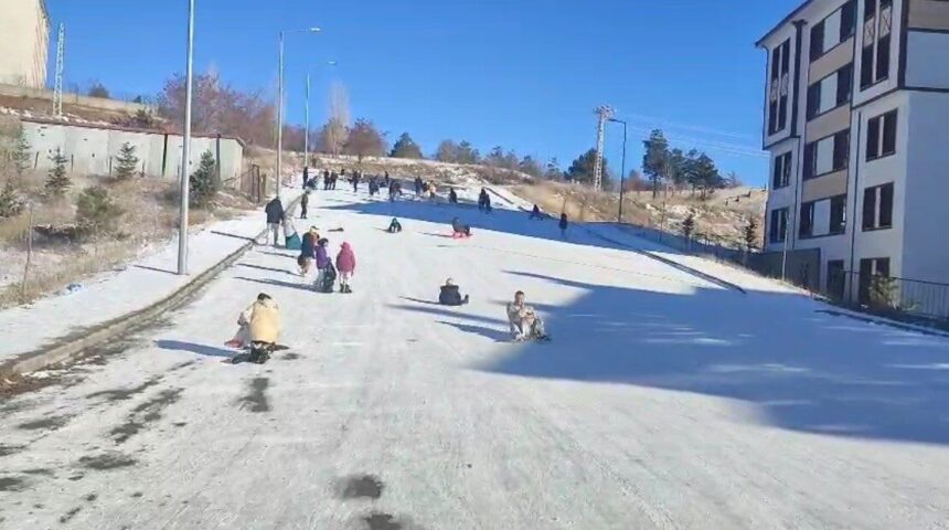 Tercan’da Soğuk Hava Çocukların Eğlencesini Etkilemedi, Kışın Tadını Çıktılar