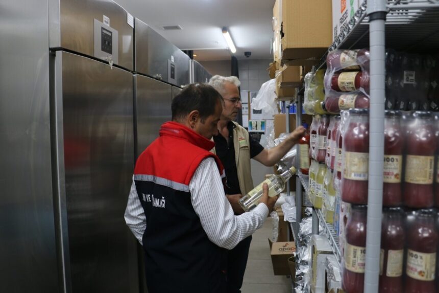 Erzincan’da 2025’te 2 bin 605 gıda işletmesine 6 bin 57 denetim yapıldı, 56 işletmeye 4 milyon TL ceza kesildi. Erzincan’da 2025’te 2 bin 605 gıda işletmesine 6 bin 57 denetim yapıldı, 56 işletmeye 4 milyon TL ceza kesildi.