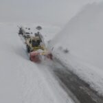 Erzincan’da kar yağışı nedeniyle 328 köy yolu ulaşıma kapandı, ekipler yol açma çalışmaları yürütüyor.