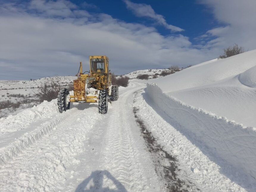 Erzincan’da kar ve tipinin etkisiyle kapanan köy yollarının açılması için çalışmalar sürüyor.