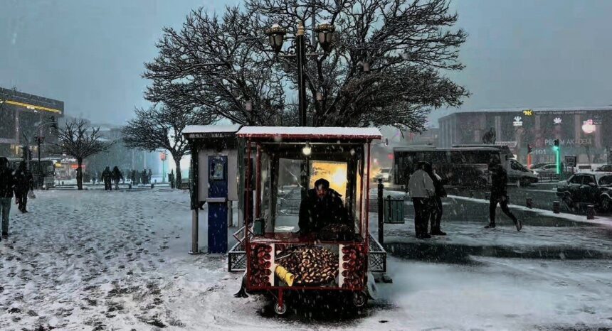 Erzincan’da akşam saatlerinde yağan kar, cadde ve sokakları beyaza bürüdü; Valilikten ‘kar tatili’ açıklaması geldi.