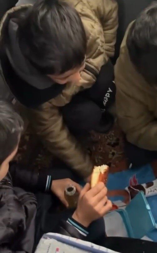 Erzincan’da kar yağışı ulaşıma engel oldu, servis aracında mahsur kalan öğrenciler yiyecekleriyle geçiştirdi. Erzincan’da kar yağışı ulaşıma engel oldu, servis aracında mahsur kalan öğrenciler yiyecekleriyle geçiştirdi.