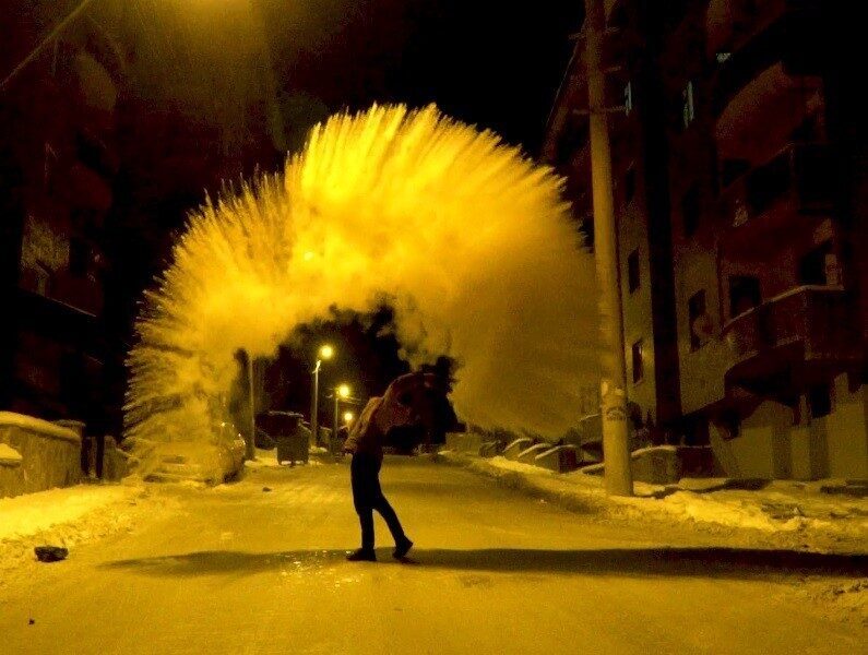 Erzincan’da soğuk hava etkisini sürdürüyor, araç camları gece buz tuttu.