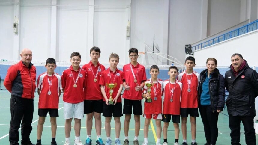 Erzincan’da Okul Sporları Yıldızlar Badminton İl Birinciliği daha sona erdi. Erzincan’da Okul Sporları Yıldızlar Badminton İl Birinciliği daha sona erdi.