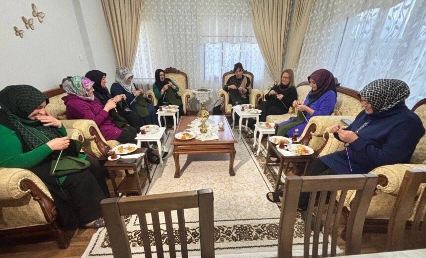 Erzincan’da gönüllü kadınlar, sınırda görevli askerler için atkı, bere ve çorap örerek destek sağladı. Erzincan’da gönüllü kadınlar, sınırda görevli askerler için atkı, bere ve çorap örerek destek sağladı.