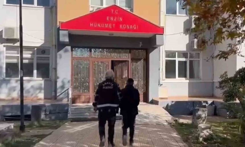 Hatay’ın Erzin ilçesinde durdurulan araçta uyuşturucu madde ele geçirildi, 1 kişi tutuklandı. Hatay’ın Erzin ilçesinde durdurulan araçta uyuşturucu madde ele geçirildi, 1 kişi tutuklandı.