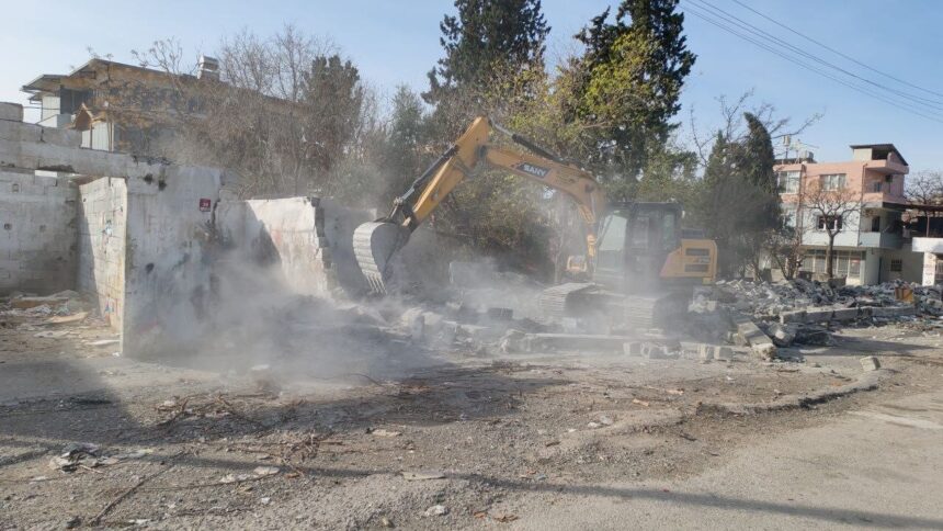 Erzin’de 47 Yıllık Sanayi Sitesinin Yıkımına Başlandı Erzin’de 47 Yıllık Sanayi Sitesinin Yıkımına Başlandı