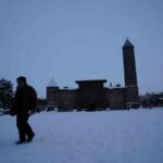 Erzurum’da kar sebebiyle 690 mahalleye ulaşım sağlanamıyor, ekipler yolu açmak için çalışıyor.