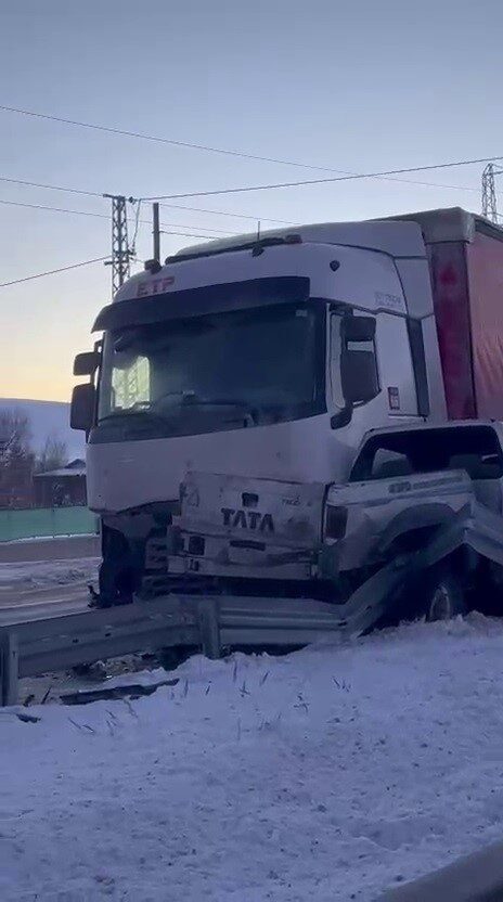 Erzurum’daki yoğun kar yağışı sonrası buzlu yollarda kazalar meydana geliyor.
