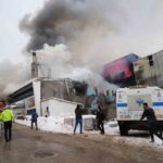 Erzurum Yakutiye’de mobilya atölyesinde çıkan yangında 2 kişi yaşamını yitirdi, 7 kişi yaralandı.