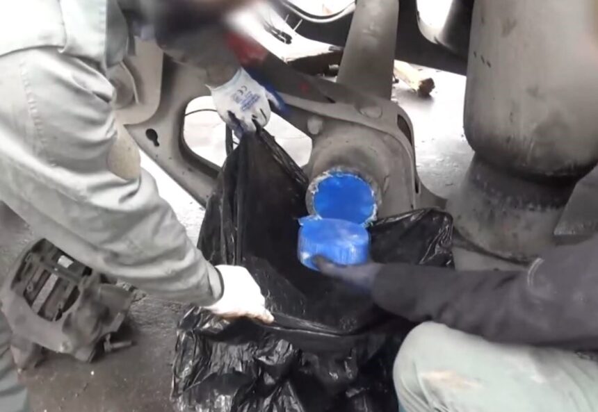 Esenyurt’ta, polis ekipleri ağır tonajlı bir araçta 54 kilo 600 gram uyuşturucu madde buldu, 2 kişi tutuklandı. Esenyurt’ta, polis ekipleri ağır tonajlı bir araçta 54 kilo 600 gram uyuşturucu madde buldu, 2 kişi tutuklandı.