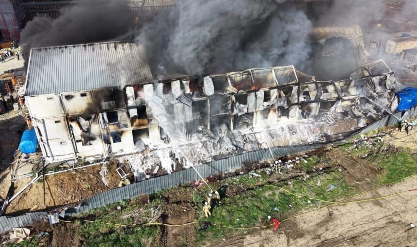 Esenyurt’taki inşaat alanında işçilerin kaldığı konteynerde yangın çıktı, sağlık ekipleri müdahale etti. Esenyurt’taki inşaat alanında işçilerin kaldığı konteynerde yangın çıktı, sağlık ekipleri müdahale etti.