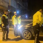 Bursa’da sera trafik kontrolünde durdurulan kadın, “Eşim gelmeden inmiyorum” diyerek polislere itiraz etti.