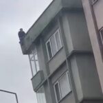 Bursa’nın Yıldırım ilçesinde bir kişi, eşiyle tartıştıktan sonra çatıya çıkarak intihar girişiminde bulundu.
