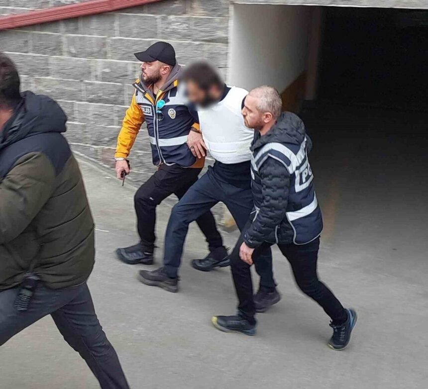 Sürmene Belediyesi’nin eski Başkan Yardımcısı Ali Aydın’ı bıçaklayarak öldüren zanlı tutuklandı. Sürmene Belediyesi’nin eski Başkan Yardımcısı Ali Aydın’ı bıçaklayarak öldüren zanlı tutuklandı.