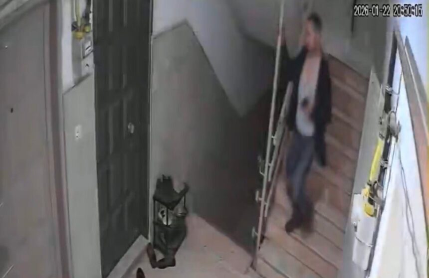 Gaziantep’te eski eşine kimyasal madde dökerek ağır yaralayan saldırganın kaçış anları görüntülendi. Gaziantep’te eski eşine kimyasal madde dökerek ağır yaralayan saldırganın kaçış anları görüntülendi.