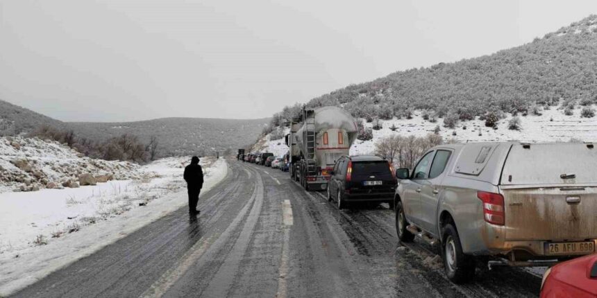 Seyitgazi-Kırka yolunda bir otomobilin arıza yapması nedeniyle trafik yoğunluğu oluştu. Seyitgazi-Kırka yolunda bir otomobilin arıza yapması nedeniyle trafik yoğunluğu oluştu.