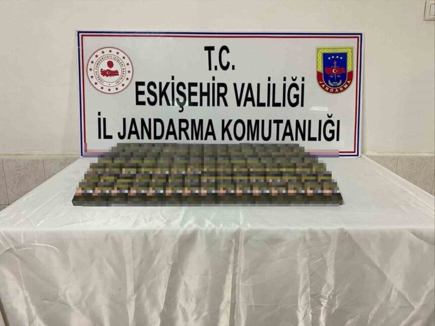 Eskişehir’de yapılan operasyonda 187 paket kaçak sigara ele geçirildi, bir kişi hakkında soruşturma başlatıldı. Eskişehir’de yapılan operasyonda 187 paket kaçak sigara ele geçirildi, bir kişi hakkında soruşturma başlatıldı.