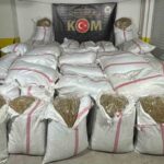 Eskişehir’deki iki operasyonda, 7 milyon 300 bin boş makaron ile 1 ton 104 kilogram tütün yakalandı.